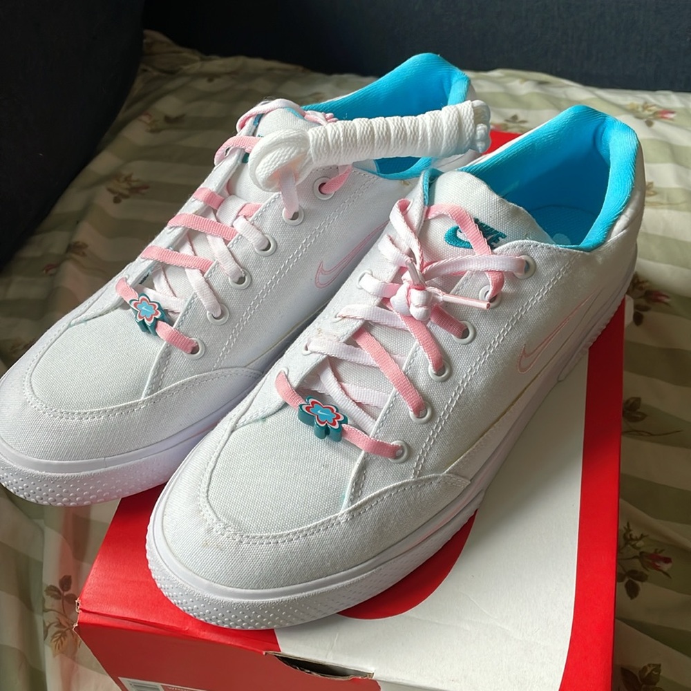 New Nike with box - Picture 2 of 3